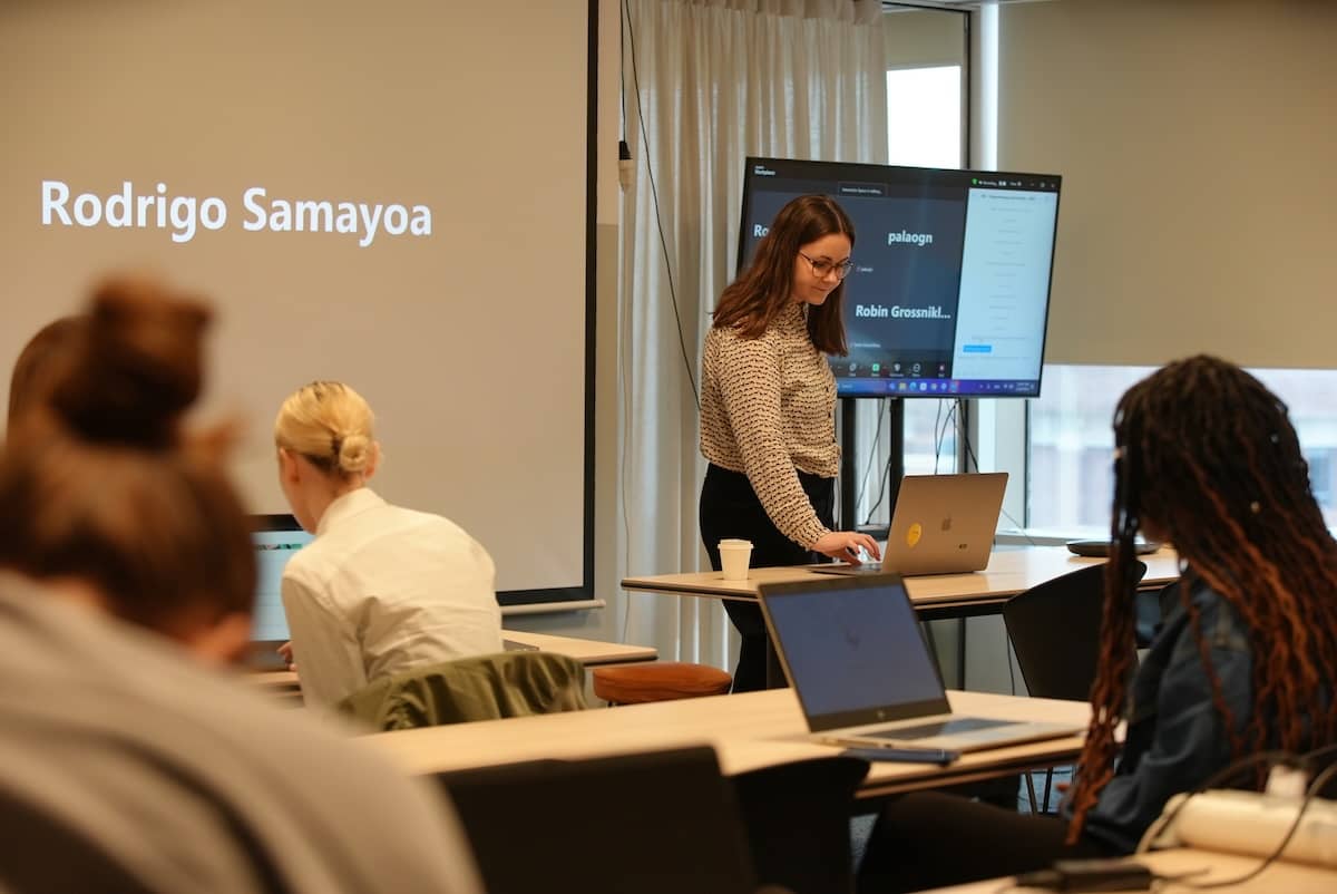 Pála teaching in class